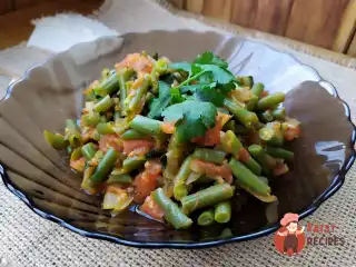 Стручкова квасоля з помідорами