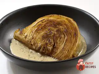 Стейки з капусти з|із| перечно-вершковим соусом