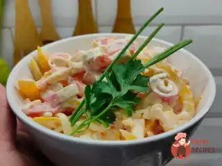 Салат з крабовими паличками, перцем та помідором.