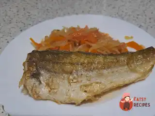 Минтай з капустою в духовці