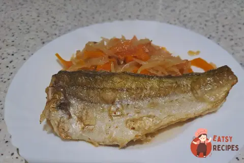 Минтай з капустою в духовці