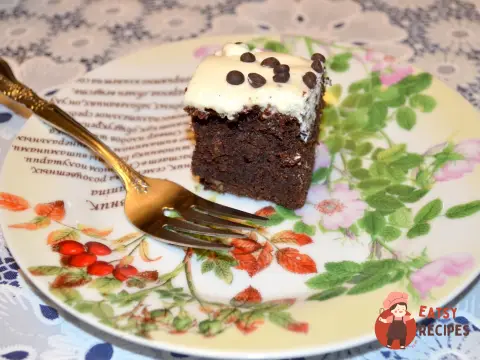 Брауні з какао, горішками та маскарпоне.