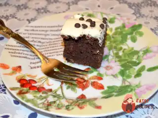 Брауні з какао, горішками та маскарпоне.