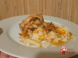 Курячі стегна тушковані з цибулею, помідором та солодким перцем