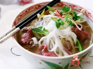 Курячий суп з рисовою локшиною