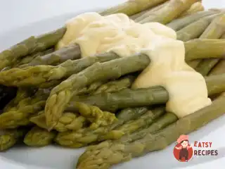 Зелена спаржа під соусом