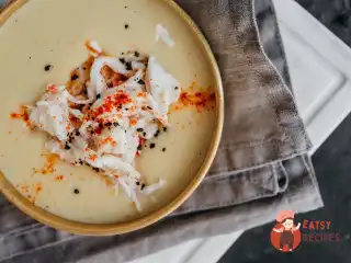 Картопляне пюре з крабом та соусом.