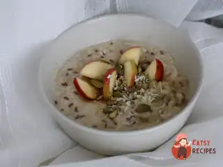 Кокосова вівсянка з яблуком та кленовим сиропом.