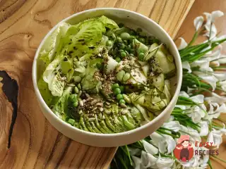 Зелений боул із медово-лаймовим соусом