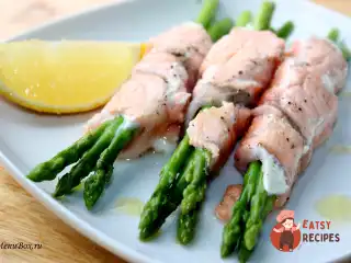 Закуска зі спаржі з лососем
