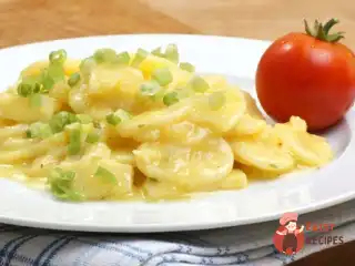 Салат з молодої картоплі із зеленою цибулею