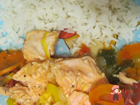 Тушкована сьомга з овочами