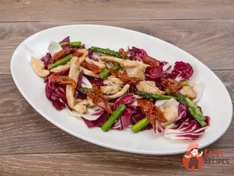 Теплий салат з куркою, спаржею та радикьо