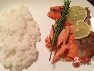 Нерка, запечена у морській солі з лимонною цедрою