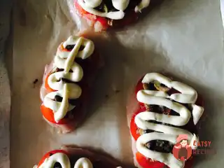 Куряче філе з грибами та помідорами