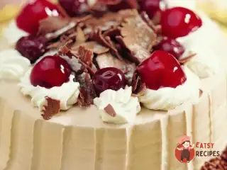 Шоколадний торт з вершками та черешнею