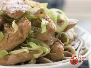 Золота курка теріяки зі смаженою цибулею-пореєм