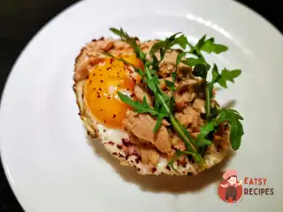 Брускетта з тунцем та яйцем