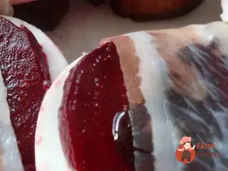 Запечені буряки з козячим сиром і карамеллю з бальзамічного оцту