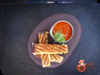 Томатний суп зі смаженим сиром