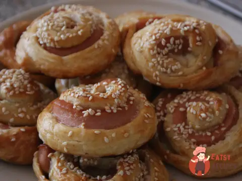 Листкові рулетики з сосисками