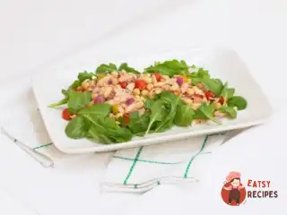 Салат з руколи, тунця та білої квасолі.