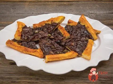 Цибульний пиріг з анчоусами
