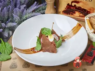 Паризький тартар із яловичини з трюфельним айолі та грінками із житнього хліба.