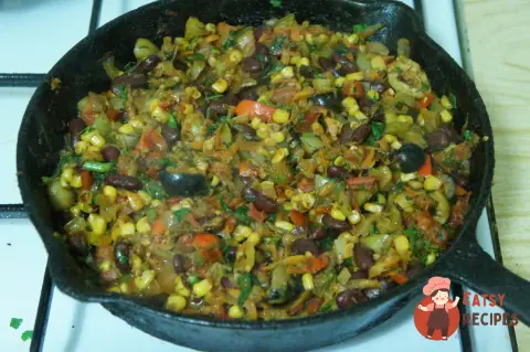 Грузинсько-мексиканське овочеве рагу з квасолею та кукурудзою
