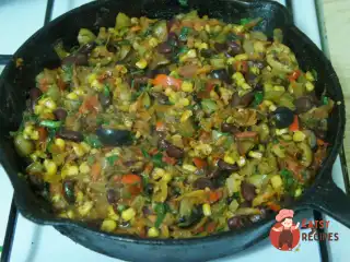 Грузинсько-мексиканське овочеве рагу з квасолею та кукурудзою