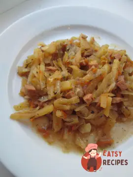 Квашена капуста, тушкована з сосисками по-угорськи