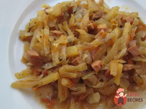 Квашена капуста, тушкована з сосисками по-угорськи