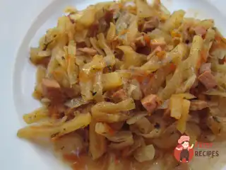 Квашена капуста, тушкована з сосисками по-угорськи