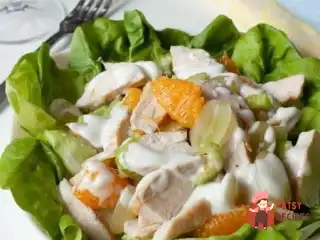 Салат з куркою та фруктами