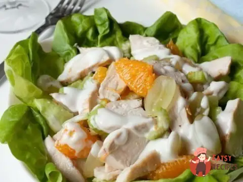 Салат з куркою та фруктами