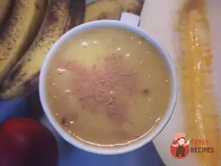 Пряний смузі з бананом, динею та нектарином.