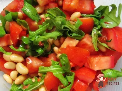 Салат з руколою, квасолею та помідорами