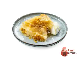 Млинці з яблуками та ромовими родзинками