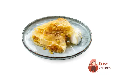 Млинці з яблуками та ромовими родзинками