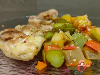 Курячі стегна з овочевим гарніром