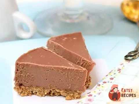 Шоколадний торт з кешью та фініками (без випікання)
