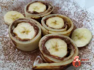 Млинцевий рол із бананом і шоколадною пастою