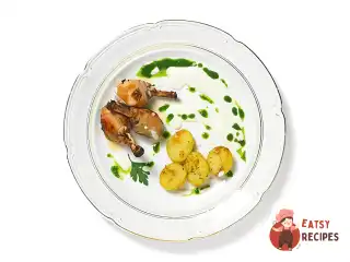 Курка з соусом з йогурту, кунжутного насіння, лимона та часнику.