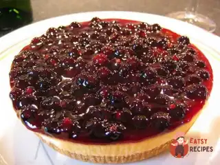 Торт з хурмою та чорною смородиною