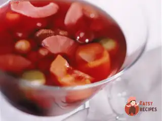 Літній фруктово-ягідний пунш із рожевим шампанським.