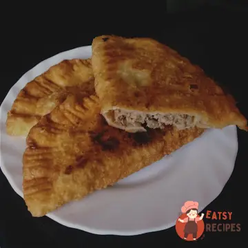 Чебуреки з м'ясом та цибулею