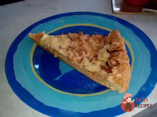 Міланський пиріг з яблуками та цибулею