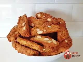 Кантуччі з мигдалем та цедрою апельсина.