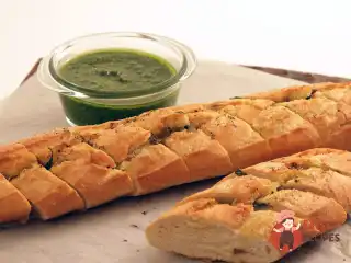 Багет з моцарелою та песто