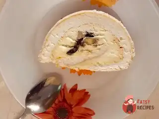 Меренговий рулет із чорносливом та волоськими горіхами